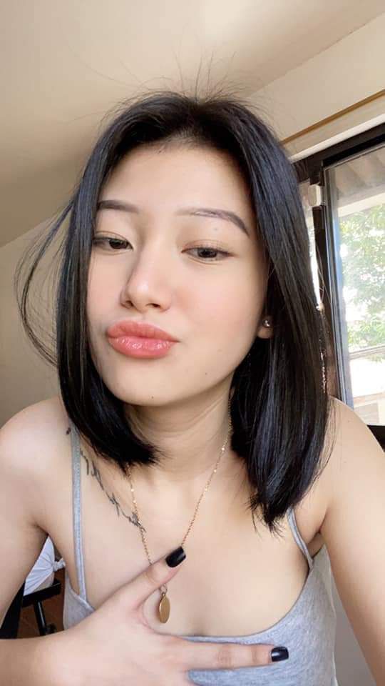 Cô ấy có một chút mỡ bụng và là người khá trầm tính. Ai có thể không yêu bộ ngực như thế này?